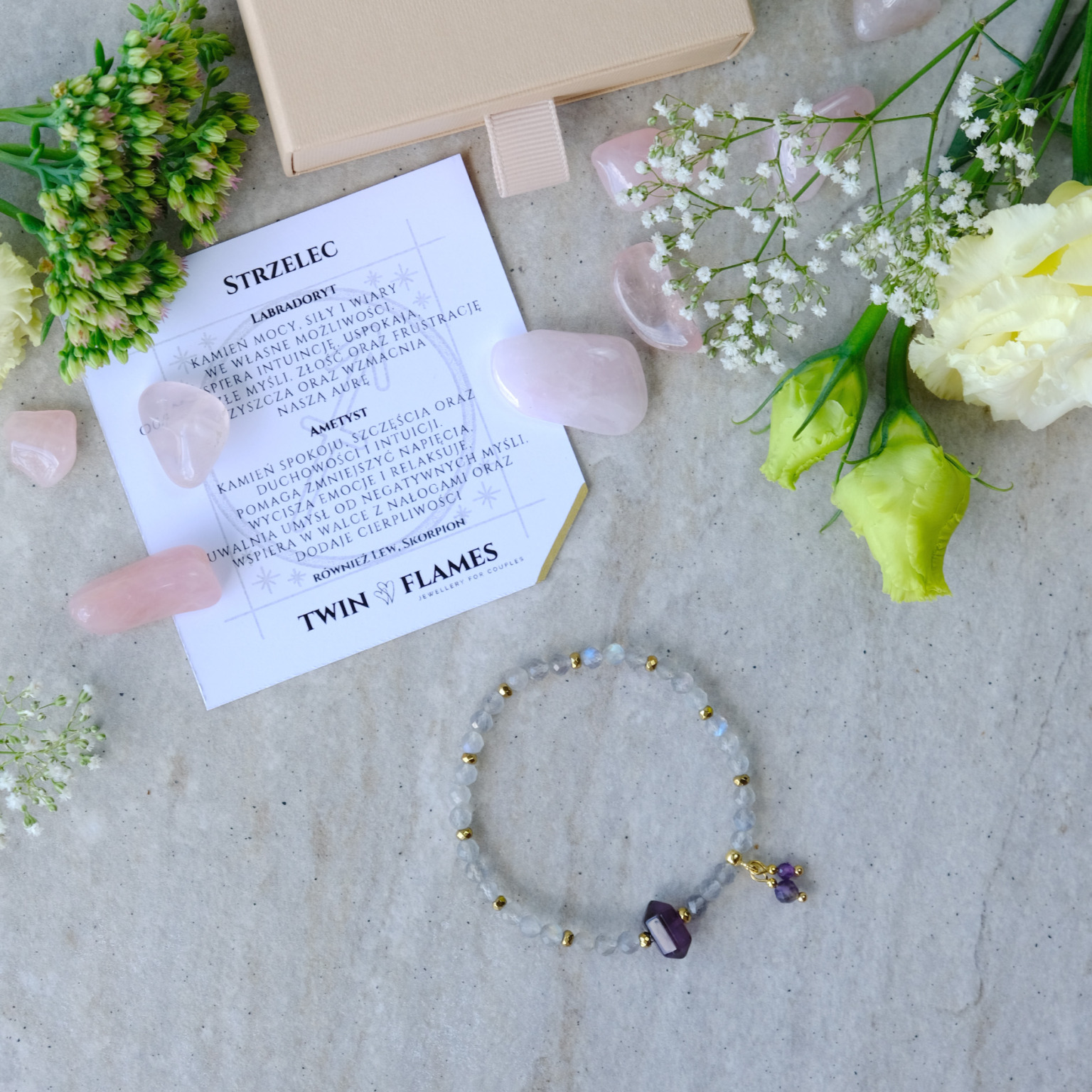 Bransoletka zodiakalna Strzelec z labradorytem i ametystem oraz karta kamieni Twin Flames Jewellery