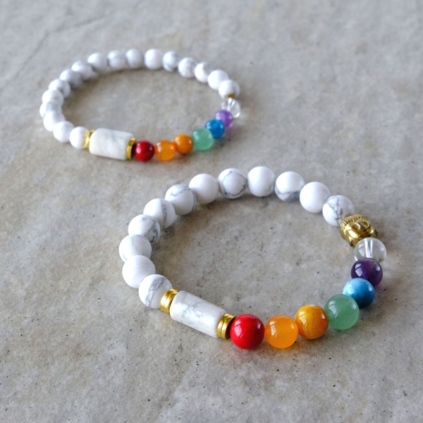 bransoletka czakry twin flames jewellery wykonana z howlitu oraz unikalnej kompozycji kolorowych kamieni naturalnych i minerałów.