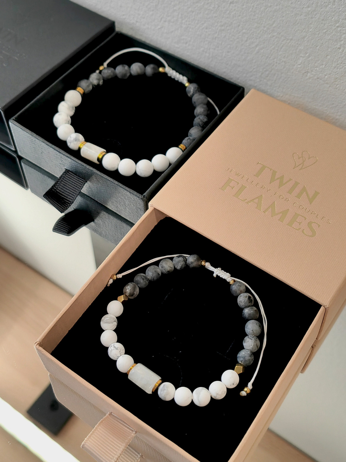 Zestaw bransoletek dla pary Norway Mist z kamieniem księżycowym i howlitem — dwie bransoletki w pudełkach Twin Flames Jewellery