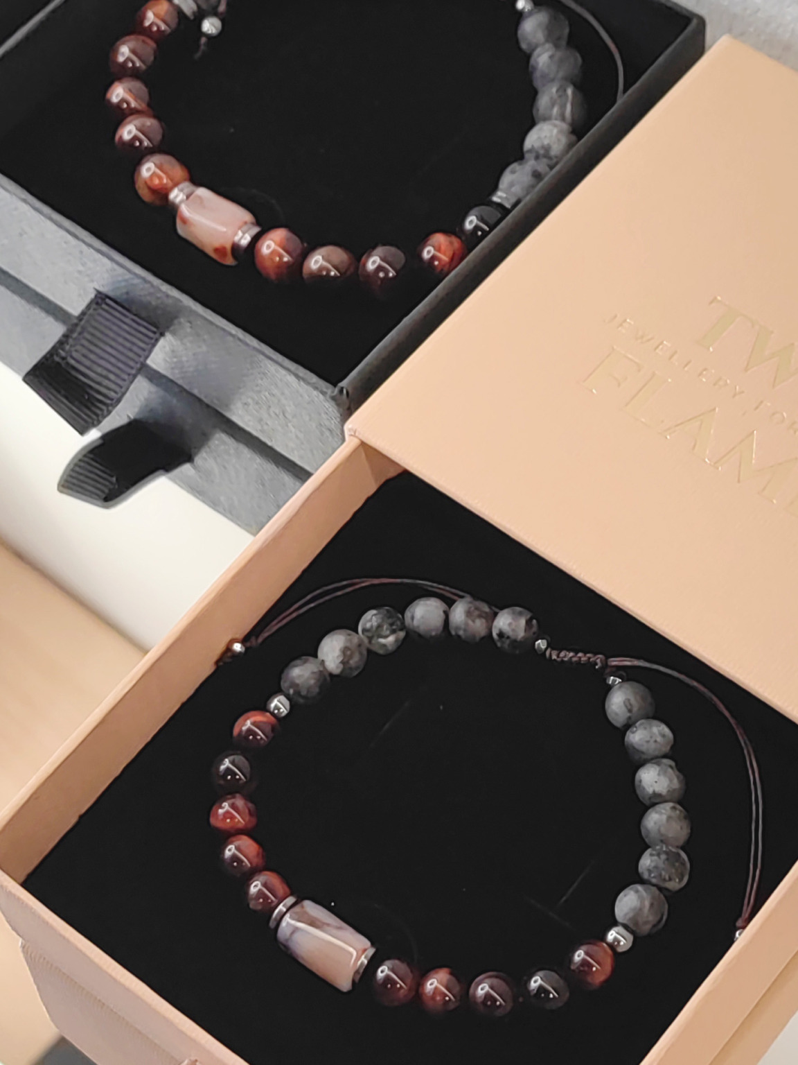 Zestaw bransoletek dla pary Rusty Sky z agatem i bawolim okiem w opakowaniu Twin Flames Jewellery