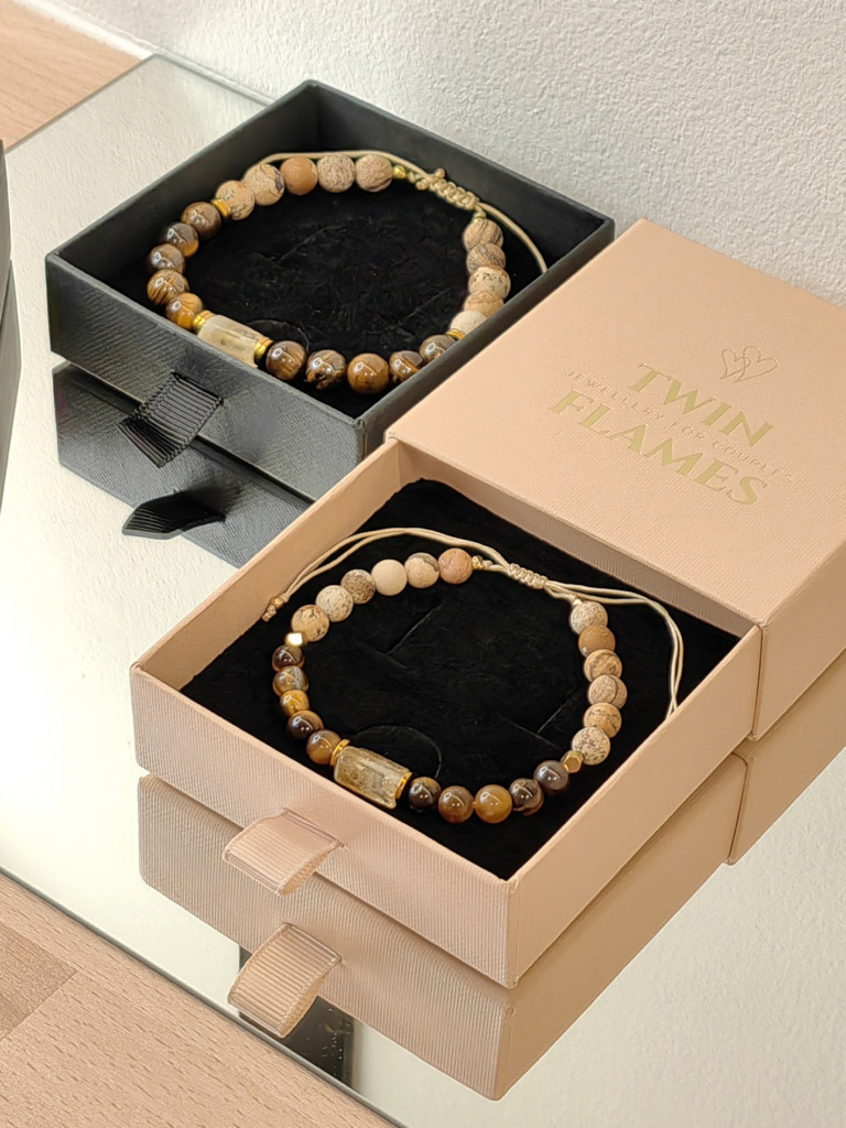 Zestaw bransoletek dla pary w opakowaniu Twin Flames Jewellery — widok obu bransoletek
