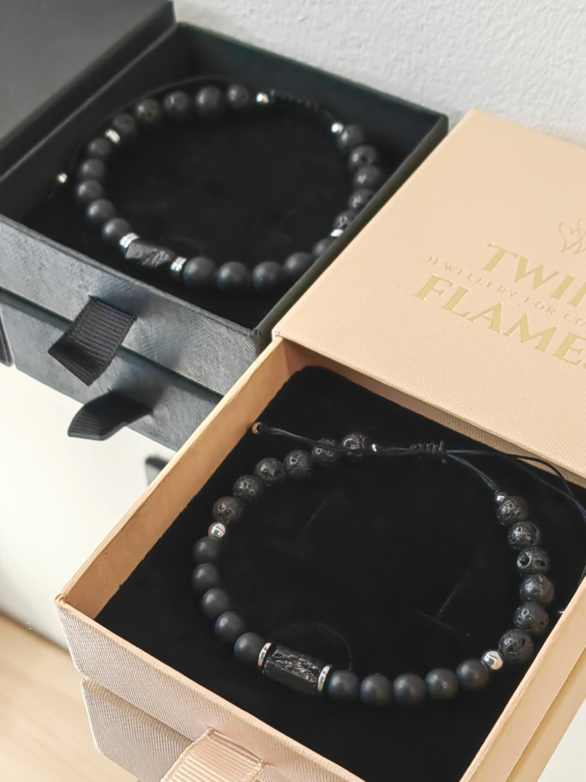 Zestaw bransoletek dla pary Black Diamond z czarnym turmalinem, onyksem i lawą w pudełku Twin Flames Jewellery