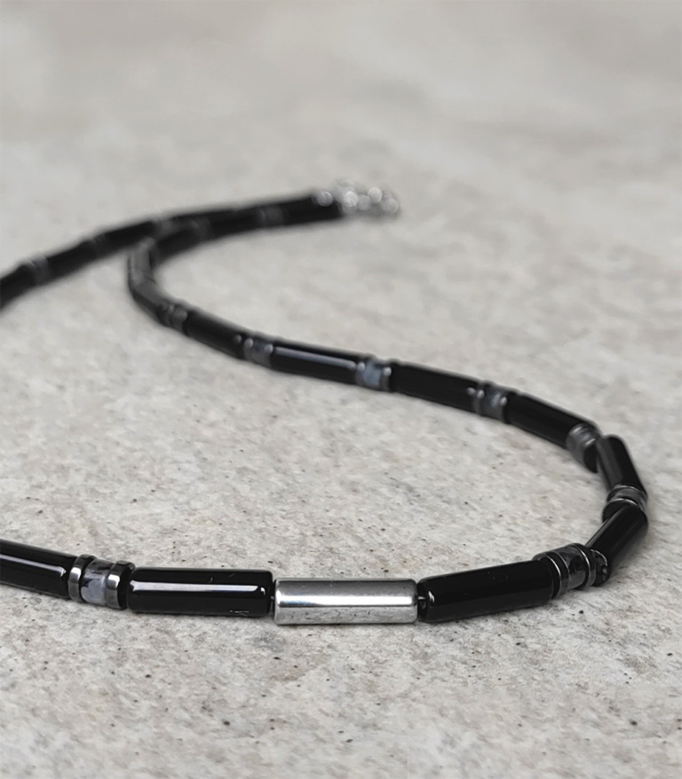 Choker męski z onyksu i larvikitu z zapięciem — zbliżenie