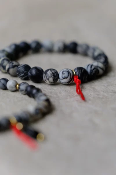 bransoletka z czerwonym sznurkiem