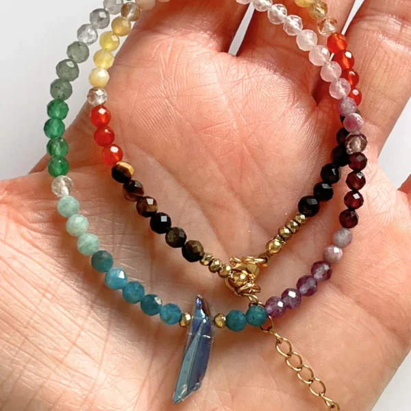 wyeksponowany na dłoni - naszyjnik z kolorowymi kamieniami naturalnymi