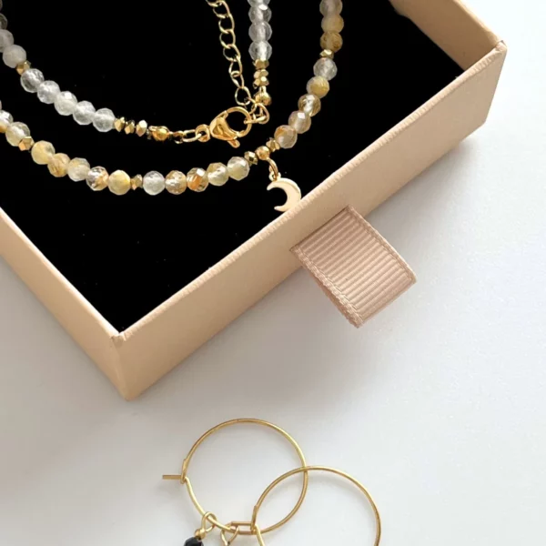 naszyjnik znak zodiaku waga wyeksponowany w eleganckim pudełeczku z logo Twin Flames Jewellery