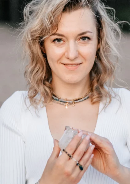 naszyjniki zodiakalne ekspozycja na modelce - biżuteria zodiakalna - Twin Flames Jewellery