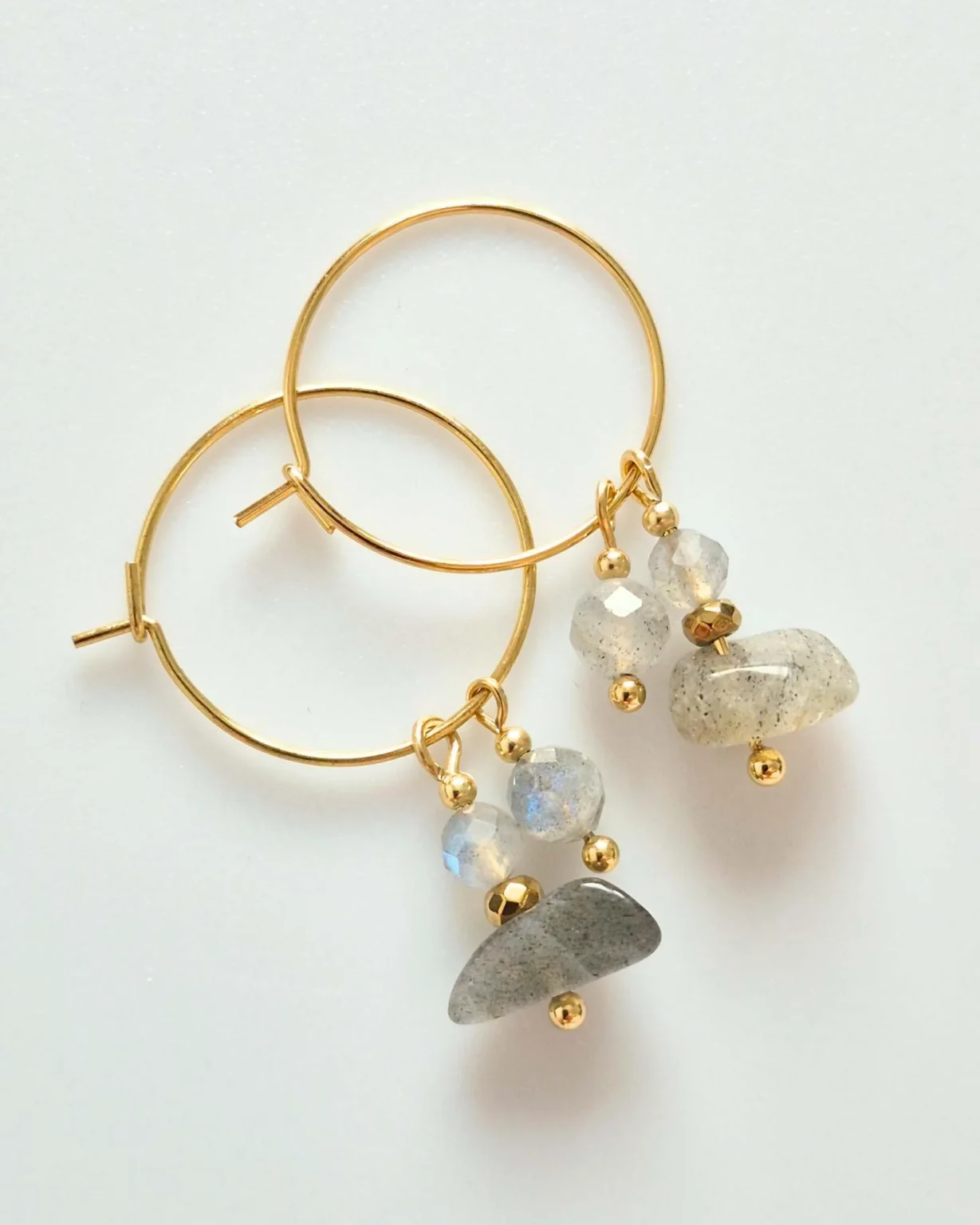 Kolczyki koła z labradorytem i złotymi elementami — biżuteria Twin Flames Jewellery