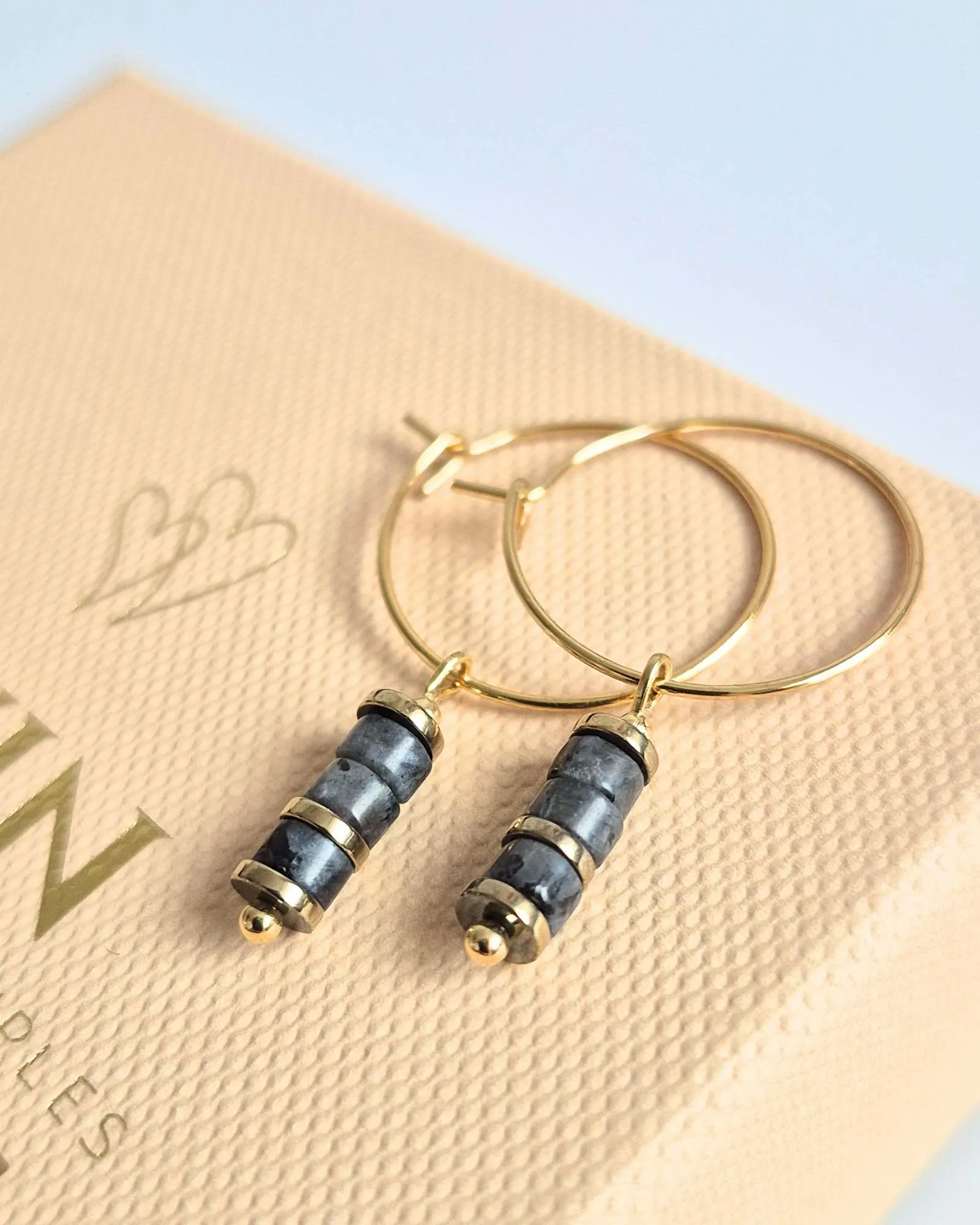 kolczyki z larvikitem wioszące