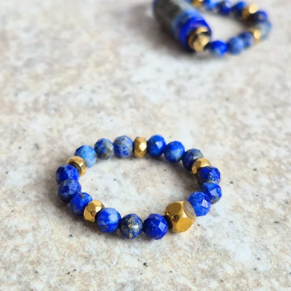 deliokatny pierścionek na gumce elastyczny z lapis lazuli i hematytem